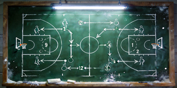 篮球战术板上画着复杂的进攻路线图